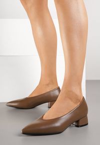 Renee - Ciemnobeżowe Czółenka na Słupku Vices ze Skórzaną Wkładką Alinire. Kolor: beżowy. Materiał: skóra. Obcas: na słupku. Styl: elegancki #6