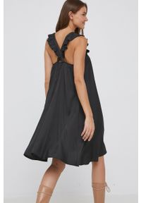 Answear Lab sukienka kolor czarny mini rozkloszowana. Kolor: czarny. Materiał: tkanina. Długość rękawa: na ramiączkach. Styl: wakacyjny. Długość: mini #4