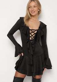 Born2be - Czarna Taliowana Sukienka Zdobiona Falbankami Tiraneda. Okazja: na imprezę. Typ kołnierza: kołnierz z falbankami. Kolor: czarny. Wzór: aplikacja. Typ sukienki: proste. Styl: elegancki #1