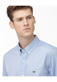 Lacoste - LACOSTE - Elegancka niebieska koszula z logo Regular Fit. Kolor: niebieski. Materiał: jeans. Wzór: haft. Styl: elegancki #2