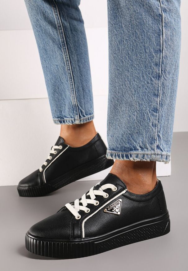 Born2be - Czarne Płaskie Skórzane Sneakersy z Aplikacją Trójkąta Labriene. Okazja: na co dzień. Nosek buta: okrągły. Zapięcie: sznurówki. Kolor: czarny. Materiał: skóra. Wzór: aplikacja