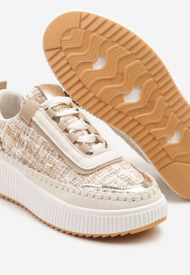 Renee - Ciemnobeżowe Sneakersy z Tweedowymi Zdobieniami i Przeszyciami na Platformie Ulandrelia. Okazja: na co dzień, do pracy. Kolor: beżowy. Wzór: aplikacja. Obcas: na platformie