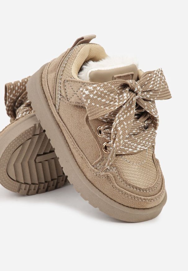 Born2be - Ciemnobeżowe Śniegowce Sneakersy z Ozdobnym Sznurowaniem Ocieplane Futerkiem Nalinia. Okazja: na uczelnię, na co dzień. Zapięcie: rzepy. Kolor: beżowy. Materiał: futro. Styl: elegancki, casual