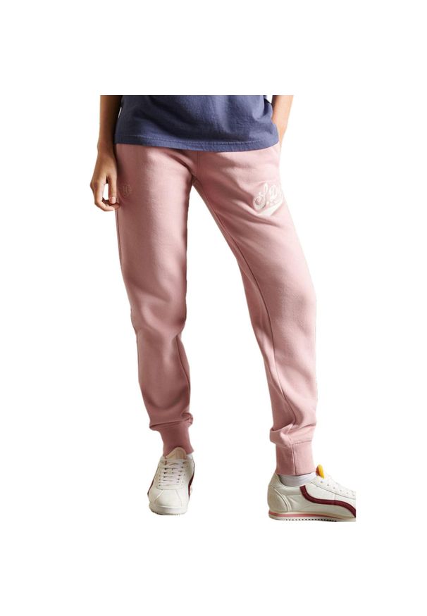 Spodnie dresowe damskie Superdry Pride In Craft joggery. Kolor: różowy. Materiał: bawełna, poliester