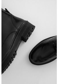 Answear Lab Kozaki skórzane damskie kolor czarny na platformie lekko ocieplone. Nosek buta: okrągły. Kolor: czarny. Materiał: skóra. Szerokość cholewki: normalna. Obcas: na platformie. Styl: wakacyjny #3