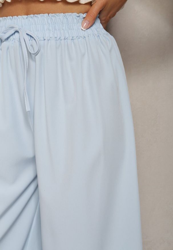 Renee - Jasnoniebieskie Spodnie High Waist z Szerokimi Nogawkami z Wiskozą Wykończone Gumką w Talii Crisantas. Okazja: na spacer, na spotkanie biznesowe, na co dzień. Stan: podwyższony. Kolor: niebieski. Materiał: wiskoza. Styl: elegancki, casual, biznesowy