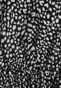 Born2be - Czarna Plisowana Sukienka Maxi z Gumką w Talii i Kopertowym Dekoltem Kaimarie. Okazja: na co dzień. Kolor: czarny. Typ sukienki: kopertowe. Styl: casual. Długość: maxi #3