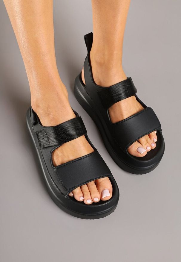 Born2be - Czarne Sandały na Grubej Podeszwie z Dwoma Paskami Taloiti. Okazja: na co dzień. Zapięcie: pasek. Kolor: czarny. Materiał: jeans. Wzór: paski. Styl: klasyczny, casual