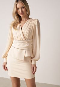 Born2be - Beżowa Bluzka Kopertowa VICES z Dekoltem V Bufiastymi Rękawkami i Zaakcentowanymi Ramionami Tine. Okazja: na co dzień, na komunię. Typ kołnierza: dekolt w kształcie V. Kolor: beżowy. Materiał: jeans. Długość rękawa: krótki rękaw. Styl: casual, elegancki #1