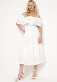 Born2be - Biała Sukienka Bawełniana z Hiszpańskim Dekoltem z Falbaną Uvilora. Okazja: na co dzień. Kolor: biały. Materiał: bawełna. Wzór: aplikacja. Styl: casual, elegancki #1