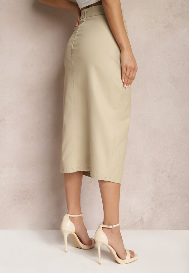 Renee - Jasnobeżowa Spódnica z Ekoskóry High Waist z Rozcięciem i Napami z Przodu Asttia. Okazja: na co dzień. Stan: podwyższony. Kolor: beżowy. Materiał: bawełna. Sezon: jesień, zima. Styl: casual