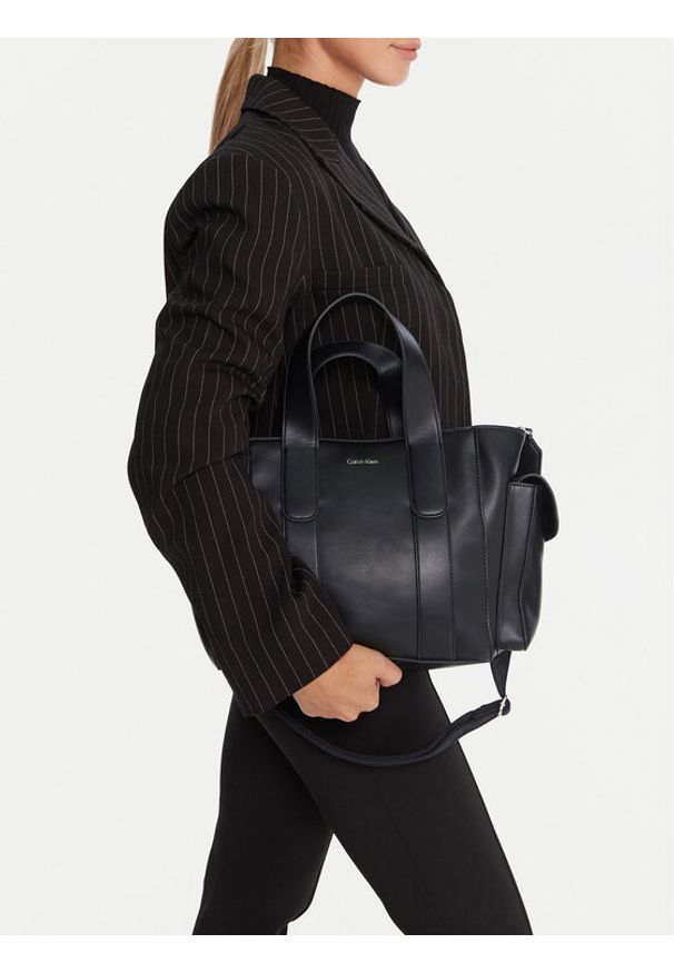 Calvin Klein Torebka Webbing Strap Small Tote LV04F3290G Czarny. Kolor: czarny. Materiał: skórzane