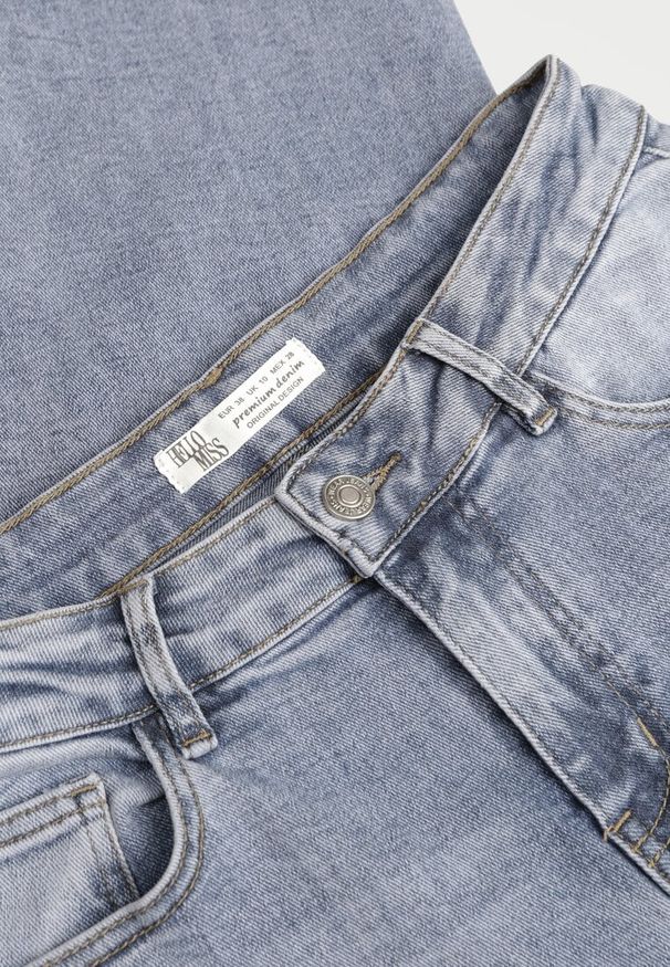 Born2be - Niebieskie Szerokie Jeansy z Regularnym Stanem z Bawełną i Domieszką Wiskozy Lairoe. Okazja: na co dzień, do pracy, na spotkanie biznesowe. Kolor: niebieski. Wzór: koronka. Styl: klasyczny, casual, biznesowy, elegancki