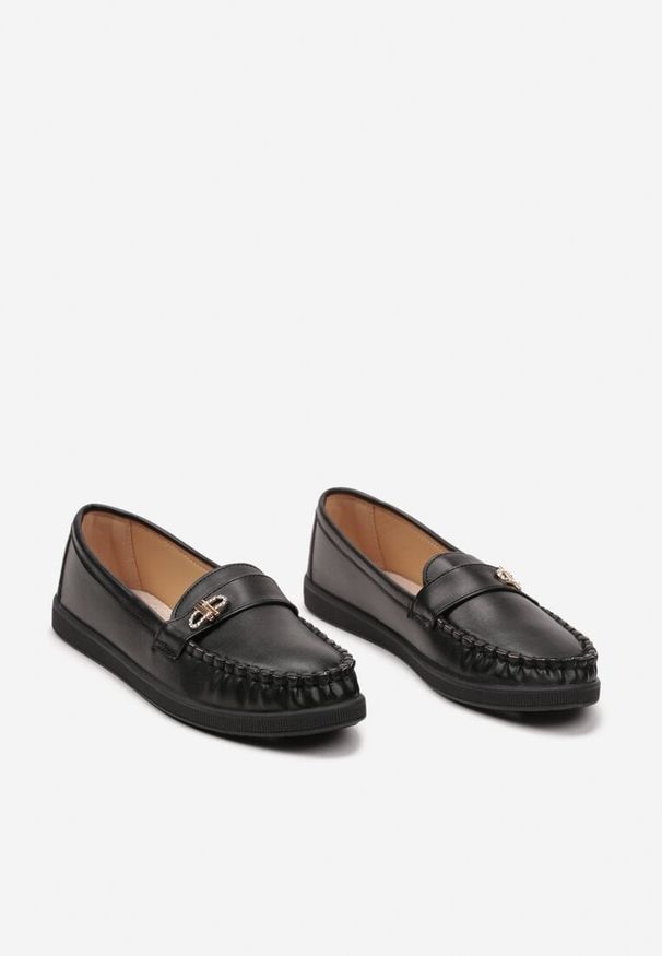 Born2be - Czarne Płaskie Mokasyny ze Skórzaną Wkładką i Metalową Aplikacją Floerina. Kolor: czarny. Materiał: skóra. Wzór: aplikacja. Styl: elegancki