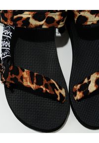 ARIZONA LOVE - Czarne sandały Trekky w panterkę. Zapięcie: rzepy. Kolor: brązowy. Materiał: bawełna, materiał. Wzór: motyw zwierzęcy