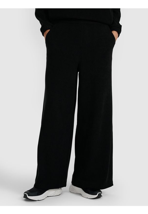 4f - 4F Spodnie oversize z szerokimi nogawkami damskie - czarne XS. Kolor: czarny. Materiał: dzianina, dresówka