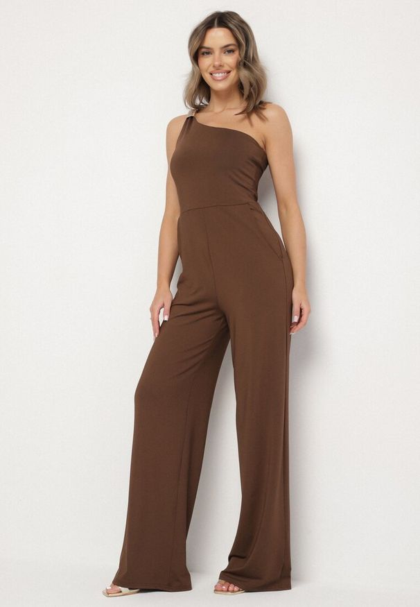 Born2be - Brązowy Asymetryczny Kombinezon na Jedno Ramię z Kieszeniami Efriele. Okazja: na randkę, na co dzień. Kolor: brązowy. Styl: casual
