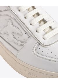Pinko - PINKO - Białe wysokie sneakersy ze skóry Harlow. Wysokość cholewki: za kostkę. Kolor: biały. Materiał: skóra. Szerokość cholewki: normalna #2