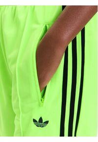 Adidas - adidas Spodnie dresowe adicolor Classic Firebird JW1228 Zielony Loose Fit. Kolor: zielony. Materiał: syntetyk #4