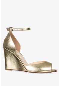 Casu - Złote sandały skórzane damskie na koturnie z zakrytą piętą pasek wokół kostki produkt polski casu 2603-703. Okazja: na co dzień. Zapięcie: pasek. Kolor: złoty. Materiał: skóra. Obcas: na koturnie. Styl: elegancki, casual, klasyczny #1