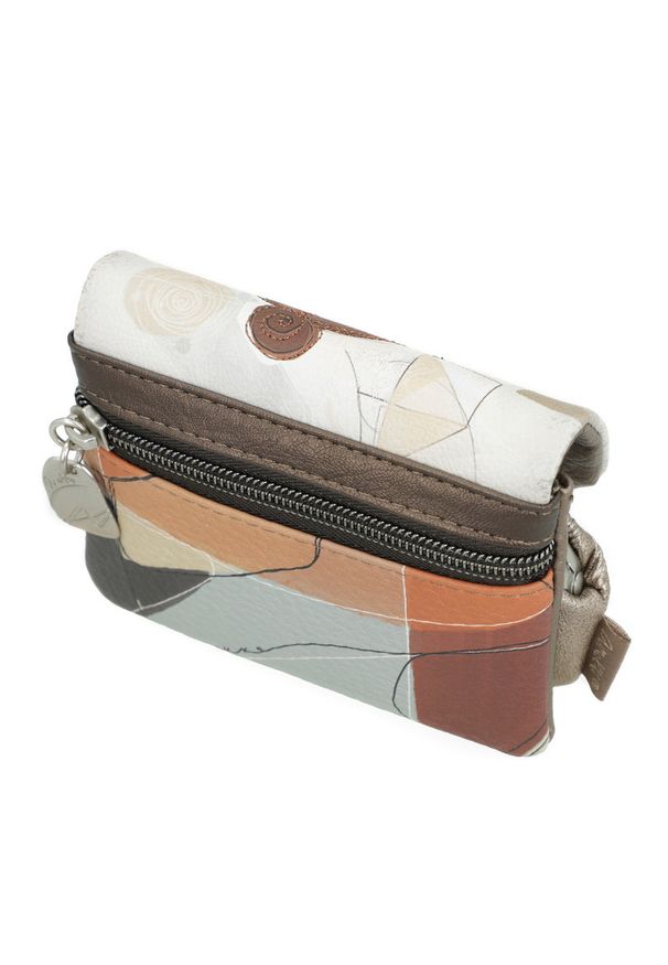 Portfel damski Anekke, z klapką ozdobiony charakterystycznym nadrukiem i metalowym logo wyposażony w kieszeń na monety, złoty, 42809-016. Kolor: złoty. Wzór: nadruk, aplikacja