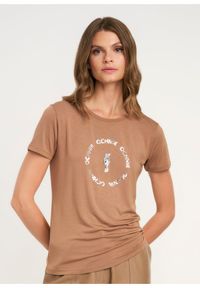 Ochnik - Kamelowy T-shirt damski z aplikacją. Kolor: brązowy. Materiał: wiskoza. Wzór: aplikacja
