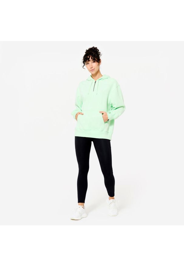 DOMYOS - Bluza z kapturem damska Domyos Gym & Pilates 520 Oversize. Typ kołnierza: kaptur. Kolor: zielony. Materiał: polar, bawełna, materiał. Sport: joga i pilates