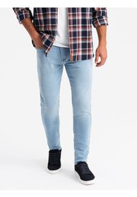 Ombre Clothing - Dopasowane jeansowe spodnie męskie SLIM FIT z elastanem – błękitne V3. Okazja: na co dzień. Kolor: niebieski. Materiał: jeans, elastan. Wzór: aplikacja. Sezon: lato. Styl: casual #4