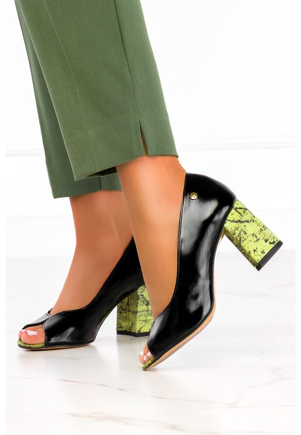 Maciejka - Czarne czółenka maciejka lakierowane peep toe na ozdobnym słupku polska skóra 05045-01/00-1. Nosek buta: otwarty. Kolor: czarny. Materiał: lakier, skóra. Obcas: na słupku