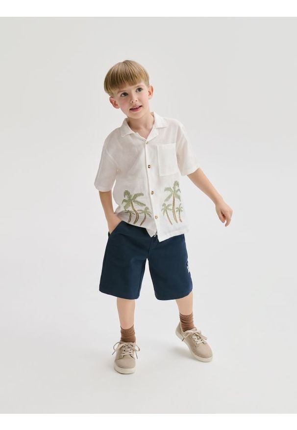 Reserved - Bawełniane szorty - granatowy. Kolor: niebieski. Materiał: bawełna. Wzór: gładki