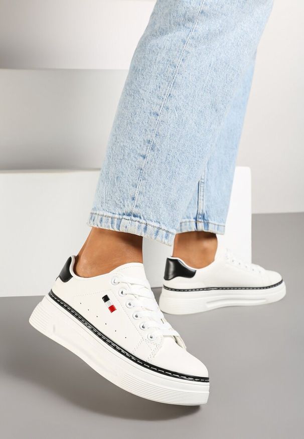 Born2be - Biało-Czarne Sneakersy na Grubej Podeszwie z Przeszyciami Zanas. Kolor: biały