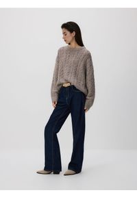 Reserved - Sweter z warkoczowym splotem - brązowy. Kolor: brązowy. Materiał: dzianina. Wzór: ze splotem #1