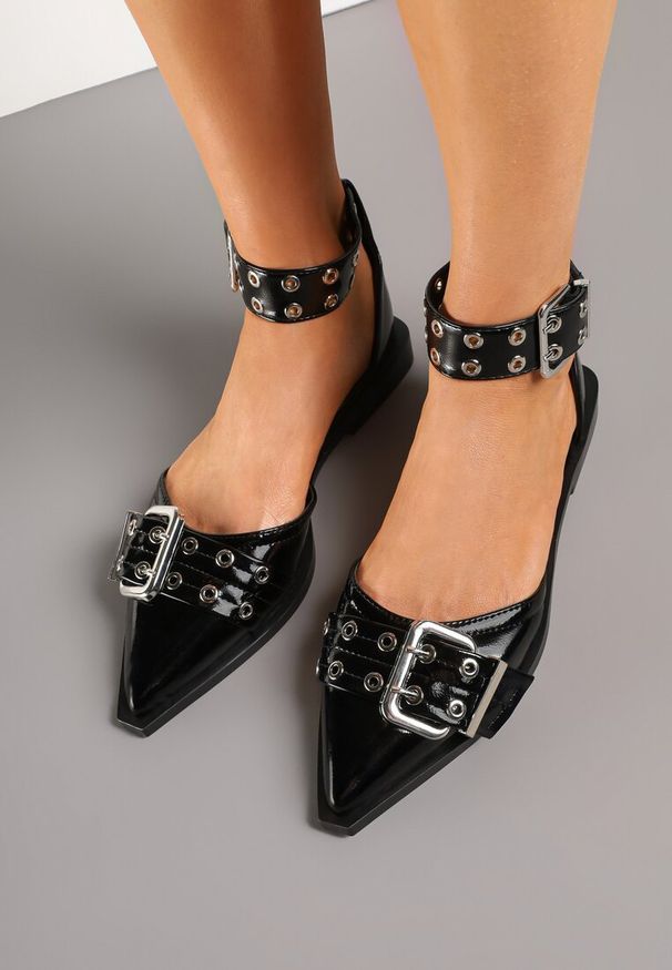 Born2be - Czarne Lakierowane Sandały Ozdobione Klamrami Clelione. Zapięcie: klamry. Kolor: czarny. Materiał: lakier. Wzór: aplikacja. Styl: klasyczny
