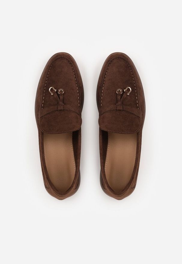Renee - Brązowe Mokasyny z Imitacji Zamszu Zdobione Zawieszką i Przeszyciem Aezoris. Okazja: na co dzień. Kolor: brązowy. Materiał: zamsz. Wzór: aplikacja. Styl: casual, elegancki