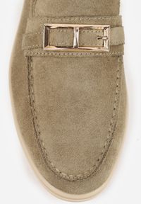 Renee - Zielone Mokasyny Ozdobione Metaliczną Klamrą Murielori. Nosek buta: okrągły. Zapięcie: klamry. Kolor: zielony. Materiał: skóra, zamsz. Wzór: aplikacja. Obcas: na obcasie. Wysokość obcasa: niski #7