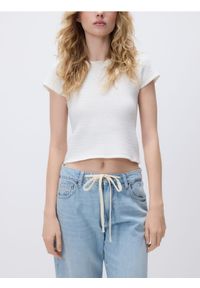 Reserved - Dzianinowa bluzka - kremowy. Kolor: kremowy. Materiał: dzianina. Styl: klasyczny