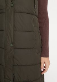 Born2be - Ciemnozielona Długa Kamizelka Bezrękawnik z Klasycznym Pikowaniem i Kapturem Shin. Typ kołnierza: golf. Kolor: zielony. Materiał: dzianina, jeans. Długość rękawa: bez rękawów. Długość: długie. Styl: klasyczny #4