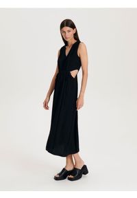 Reserved - Sukienka midi - czarny. Kolor: czarny. Materiał: tkanina. Typ sukienki: proste. Długość: midi