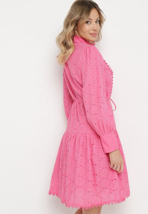Born2be - Fuksjowa Sukienka z Haftowanej Tkaniny ze Stójką i Perłowymi Guzikami Salino. Typ kołnierza: kołnierzyk stójkowy. Kolor: różowy. Materiał: tkanina. Wzór: haft. Styl: vintage. Długość: midi