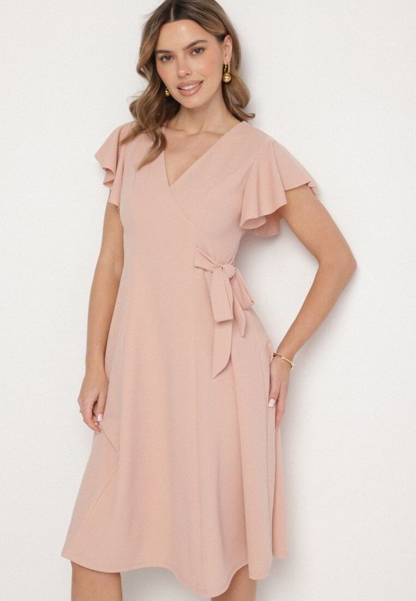 Born2be - Różowa Rozkloszowana Sukienka Kopertowa z Wiązaniem w Talii Dannila. Kolor: różowy. Wzór: aplikacja. Typ sukienki: kopertowe