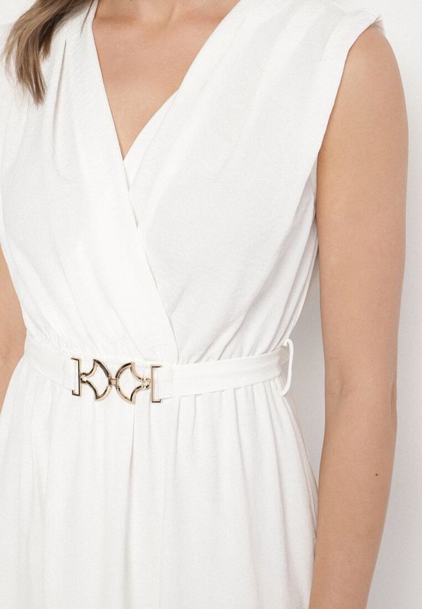 Born2be - Biała Rozkloszowana Sukienka Ozdobiona Paskiem z Klamrą Tinilsa. Okazja: na spacer. Kolor: biały. Wzór: aplikacja. Typ sukienki: kopertowe. Styl: elegancki