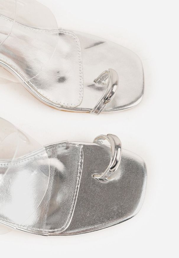 Renee - Srebrne Klapki z Ozdobą na Duży Palec z Transparentnymi Elementami Wylinney. Okazja: na co dzień. Kolor: srebrny. Materiał: jeans. Wzór: aplikacja. Sezon: lato. Styl: casual