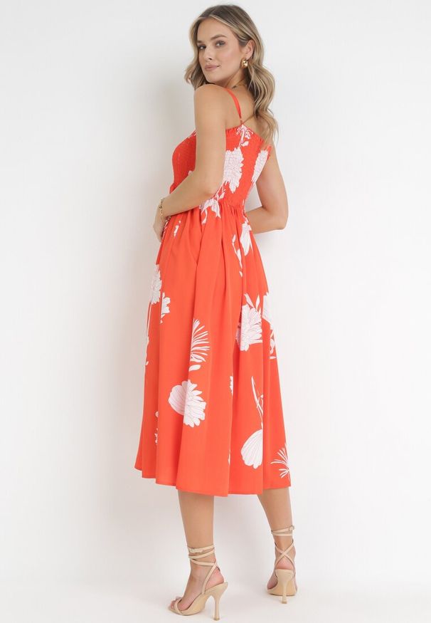 Born2be - Pomarańczowa Sukienka Midi na Ramiączkach w Kwiaty Godeberta. Kolor: pomarańczowy. Długość rękawa: na ramiączkach. Wzór: kwiaty. Styl: wakacyjny. Długość: midi