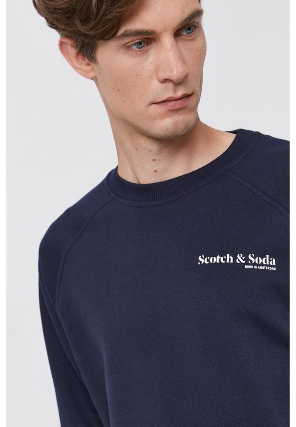 Scotch & Soda Bluza bawełniana męska kolor granatowy z nadrukiem. Okazja: na co dzień. Kolor: niebieski. Materiał: bawełna. Długość rękawa: raglanowy rękaw. Wzór: nadruk. Styl: casual