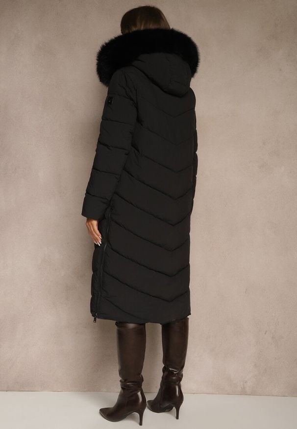 Renee - Czarna Pikowana Kurtka o Długim Kroju z Kapturem z Futrem Galianesa. Okazja: na co dzień, na spacer. Typ kołnierza: kaptur. Kolor: czarny. Materiał: futro. Długość: długie. Wzór: aplikacja. Styl: casual, elegancki