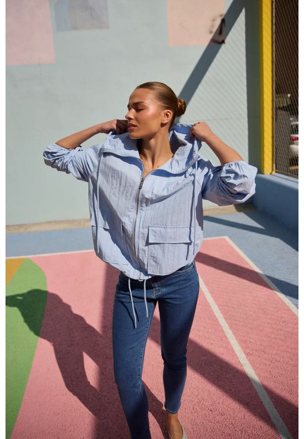 MOODO - Kurtka z kapturem błękitna. Typ kołnierza: kaptur. Kolor: niebieski. Materiał: poliamid