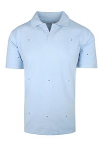 Koszulka Polo, Męska - Pako Jeans - Niebieska w Małe Żaglówki. Okazja: na co dzień. Typ kołnierza: polo. Kolor: niebieski. Materiał: bawełna. Wzór: nadruk. Styl: casual #1