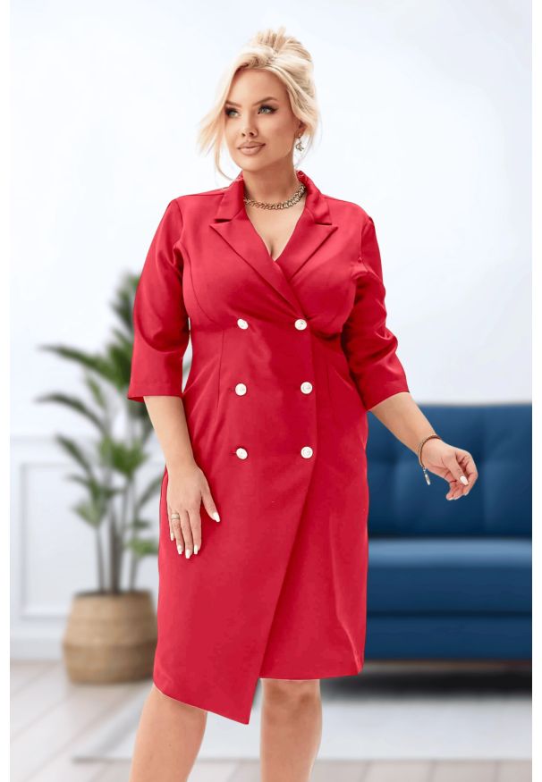 Moda Size Plus Iwanek - Elegancka żakietowa sukienka Chloe w czerwonym kolorze PLUS SIZE XXL JESIEŃ. Okazja: na randkę, na spotkanie biznesowe, na komunię, na ślub cywilny, do pracy, na wesele. Typ kołnierza: dekolt kopertowy. Kolekcja: plus size. Kolor: czerwony. Materiał: tkanina, poliester, elastan, materiał. Sezon: jesień. Typ sukienki: dla puszystych. Styl: elegancki
