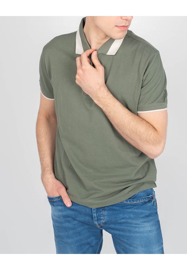 Invicta Koszulka Polo | 4452240 / U | Mężczyzna | Khaki. Okazja: na co dzień. Typ kołnierza: polo. Kolor: brązowy. Materiał: bawełna. Długość rękawa: krótki rękaw. Wzór: aplikacja. Styl: klasyczny, casual