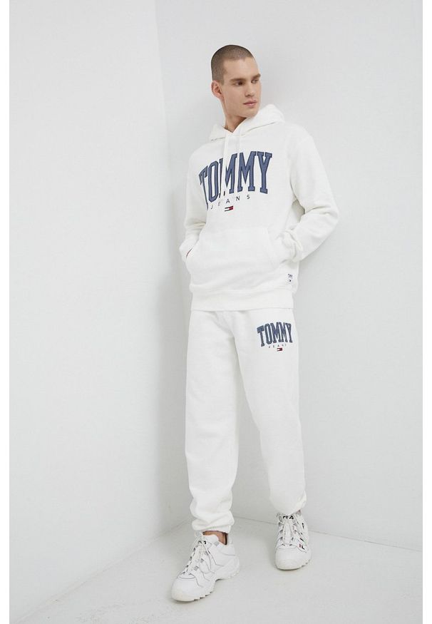 Tommy Jeans Bluza DM0DM12543.PPYY męska kolor biały z kapturem z aplikacją. Typ kołnierza: kaptur. Kolor: biały. Materiał: bawełna, dzianina. Wzór: aplikacja